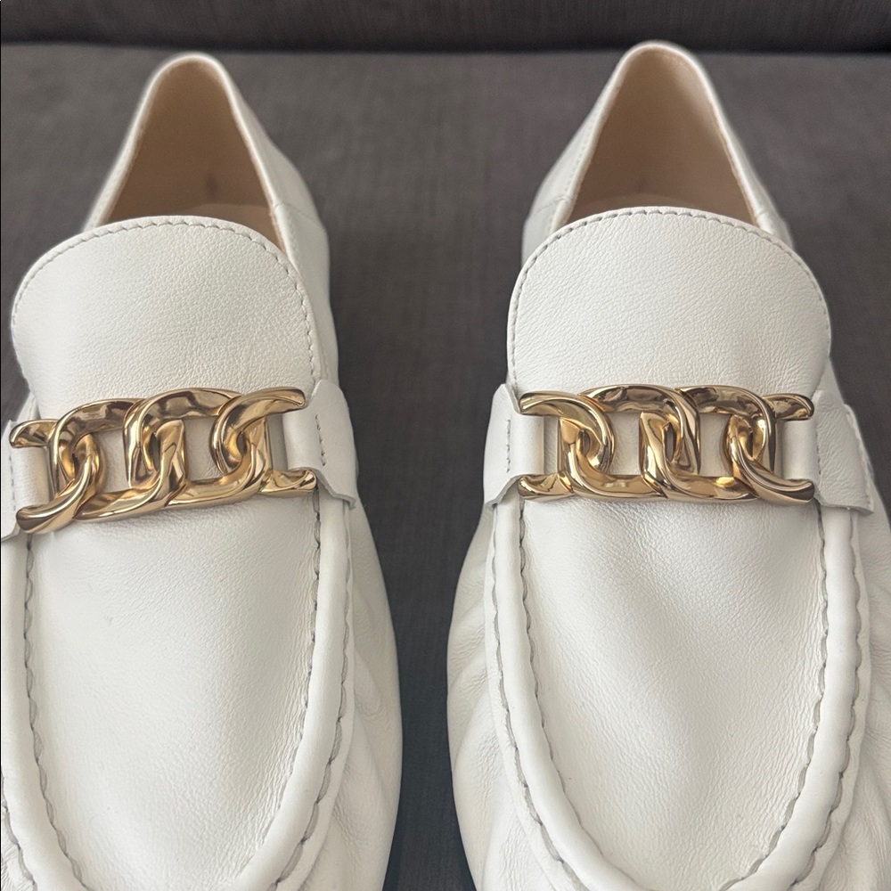 NWOB Tod’s loafers with gold chain detail - Picture 2 of 6
